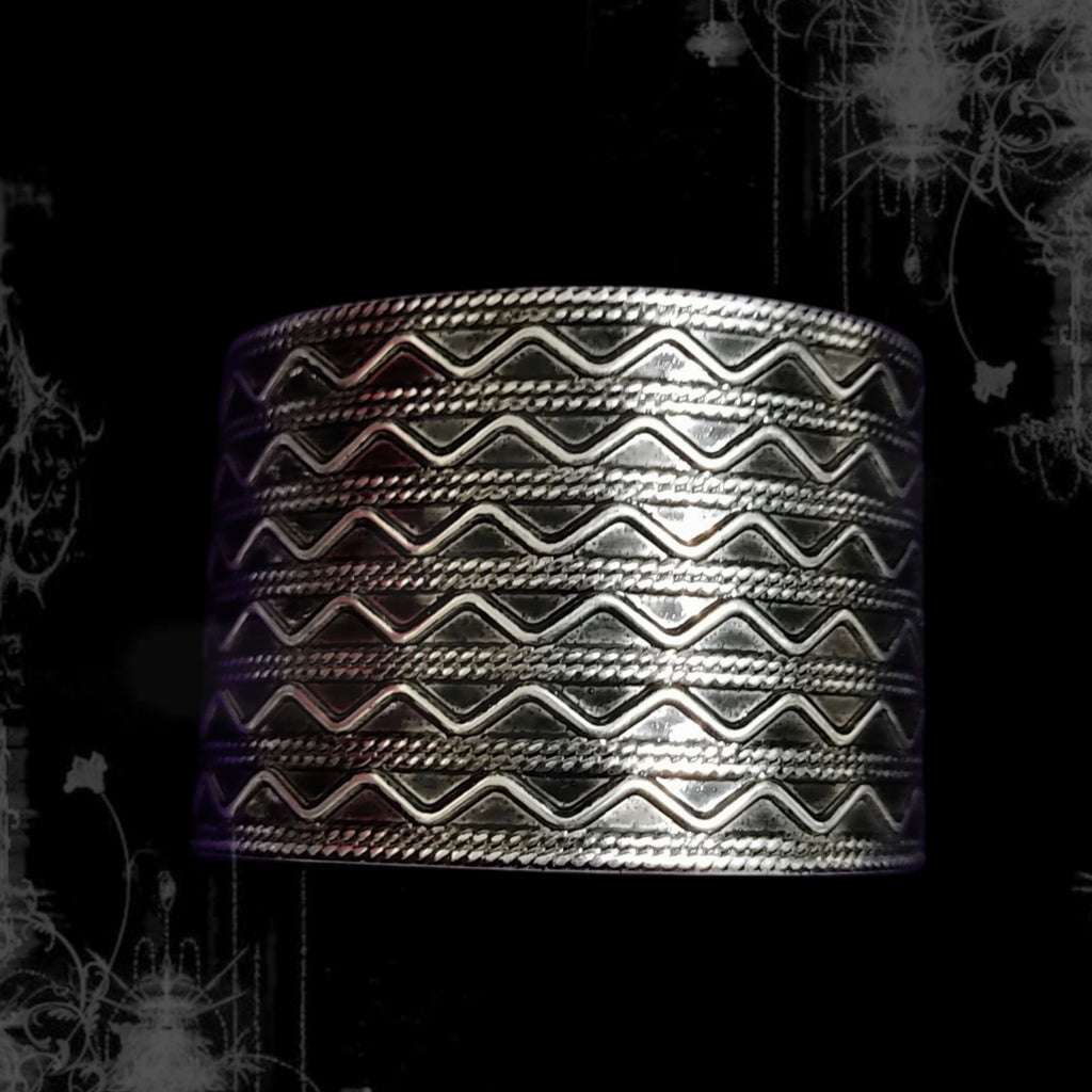 ཐི Zigzag Cuff ཋྀ