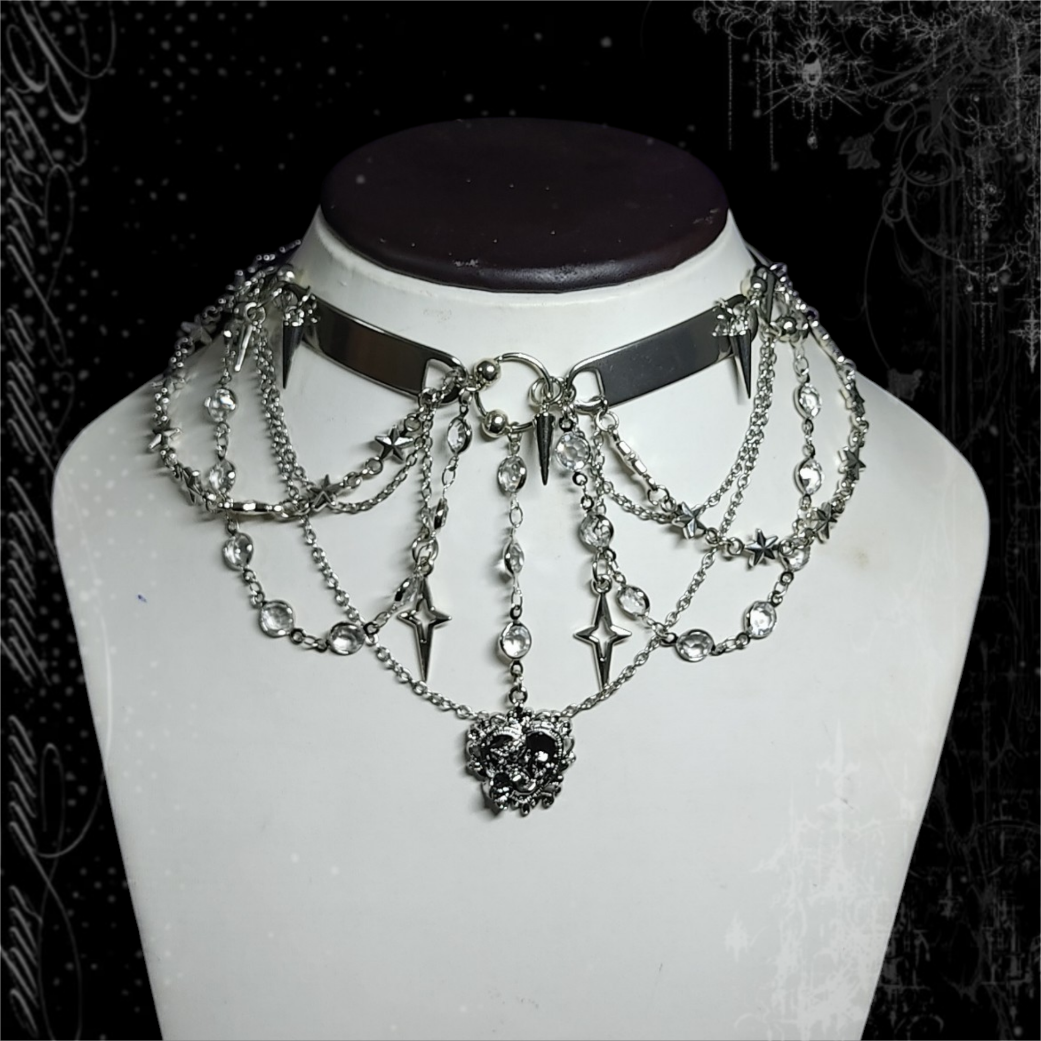 ཐི Metallic Muse Choker ཋྀ