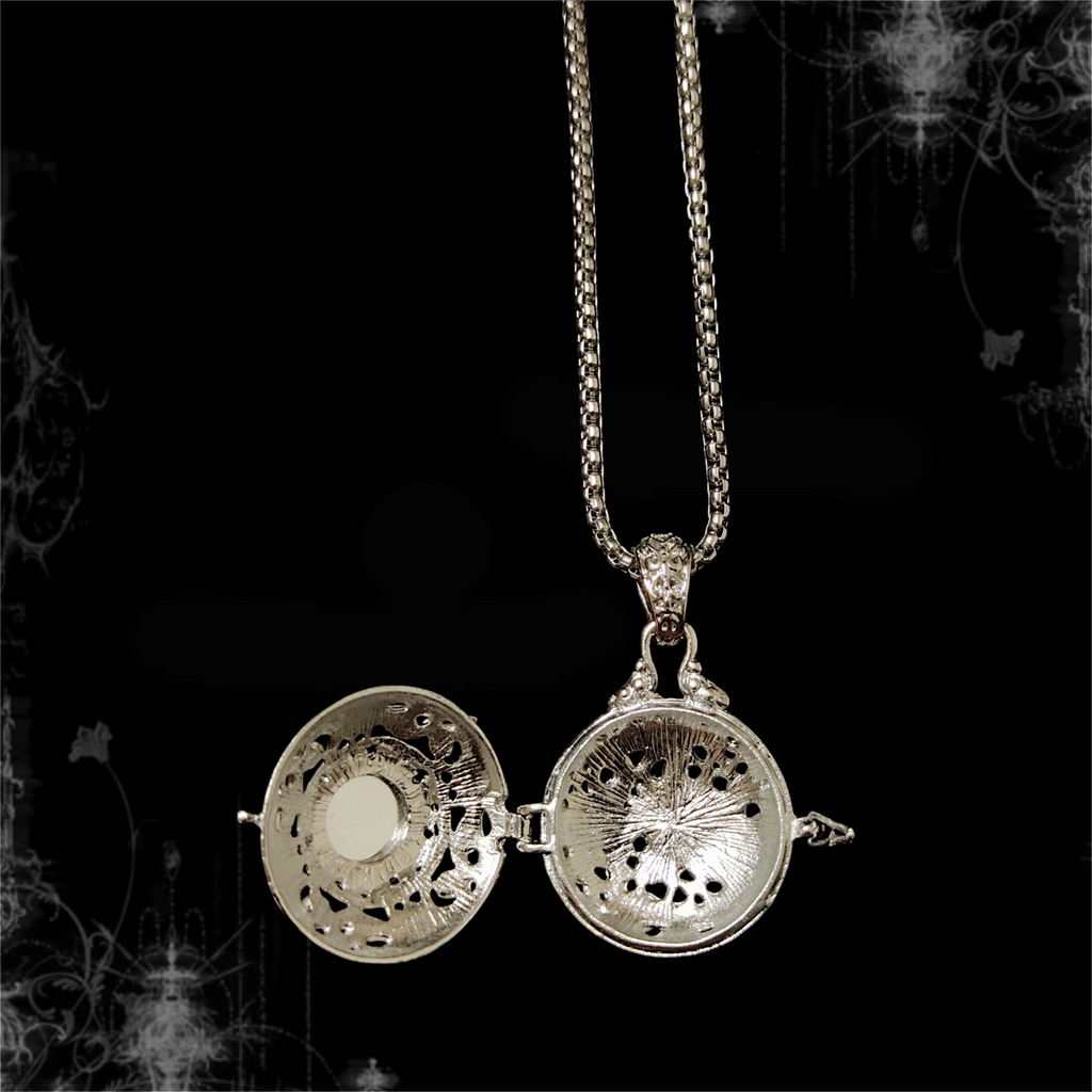 ཐི Vintage Locket Necklace ཋྀ