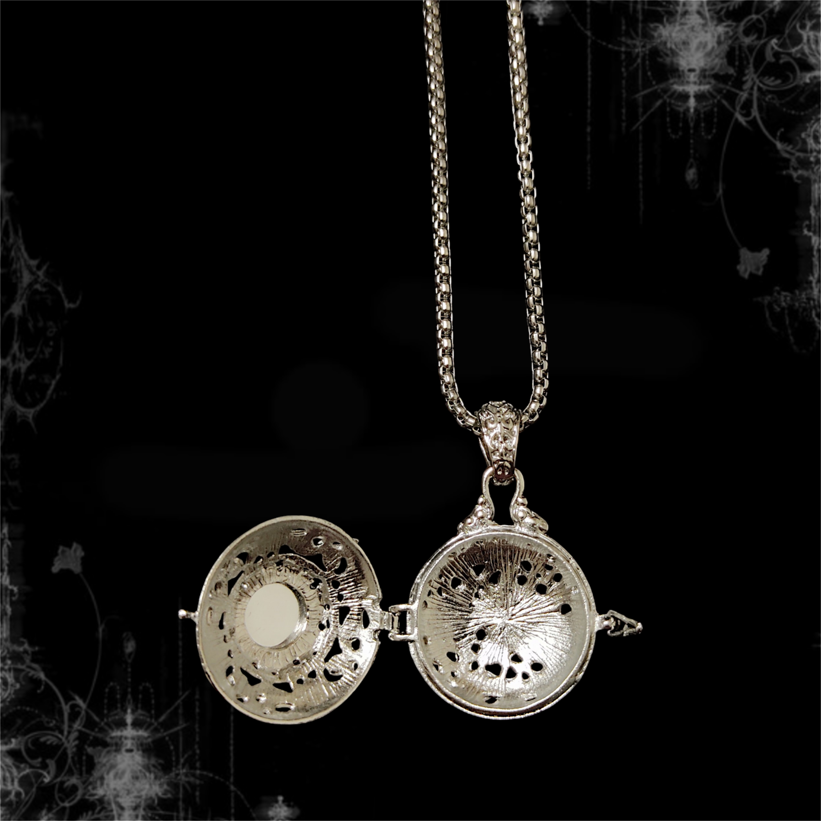 ཐི Vintage Locket Necklace ཋྀ