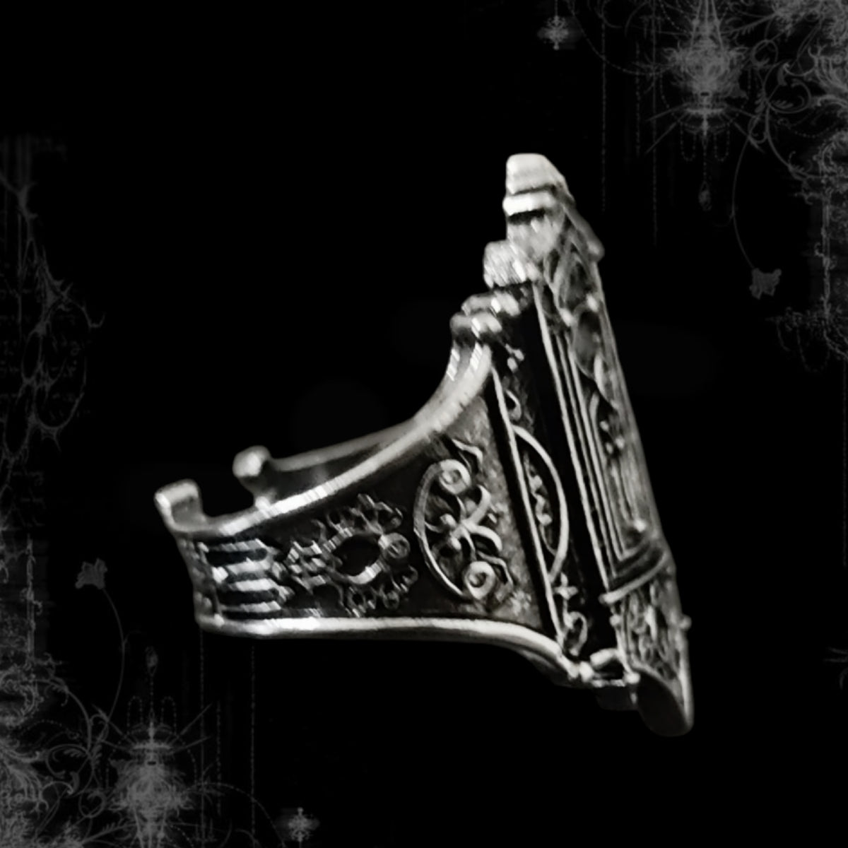 ཐི Black Chapel Ring ཋྀ