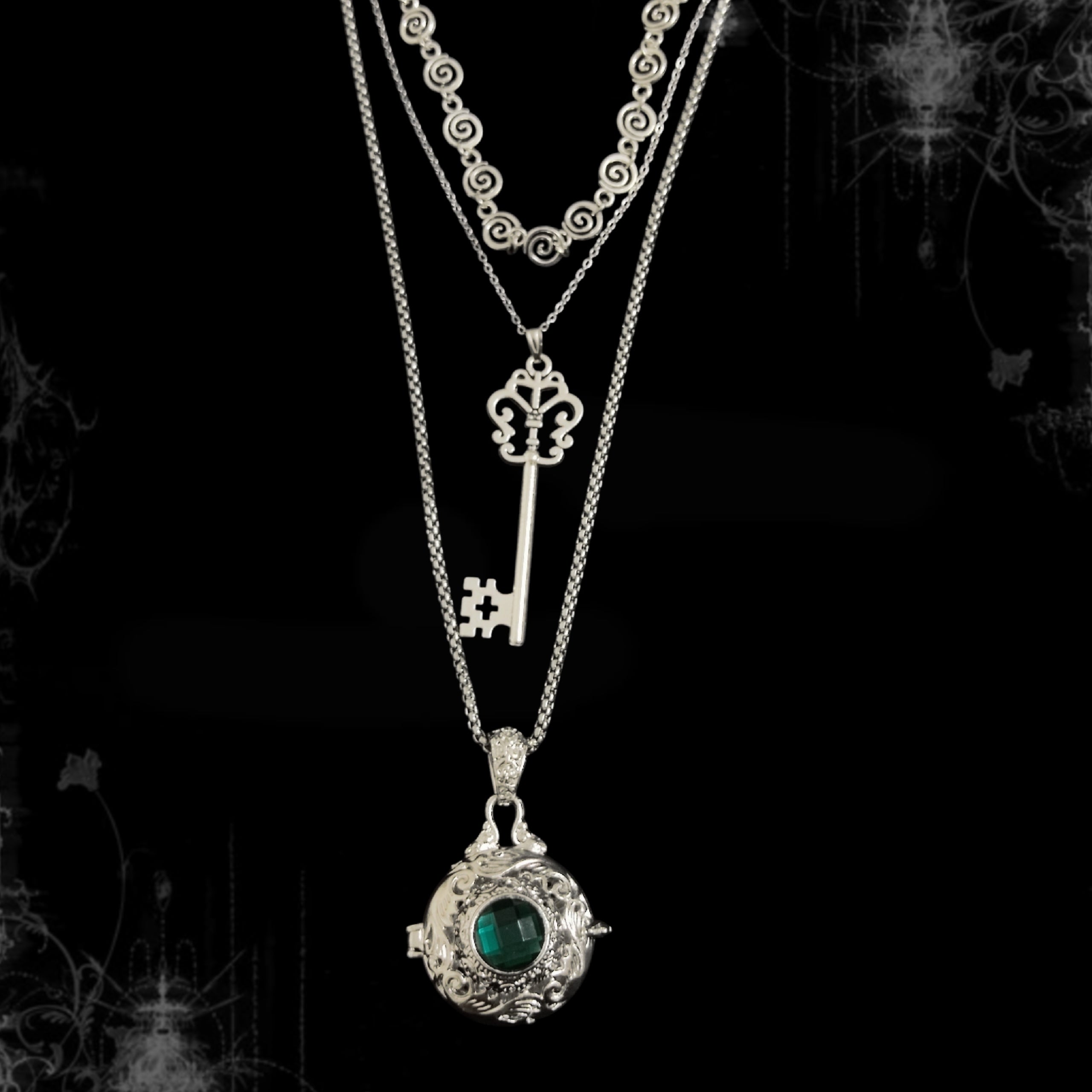 ཐི Vintage Locket Three Layer Necklace ཋྀ