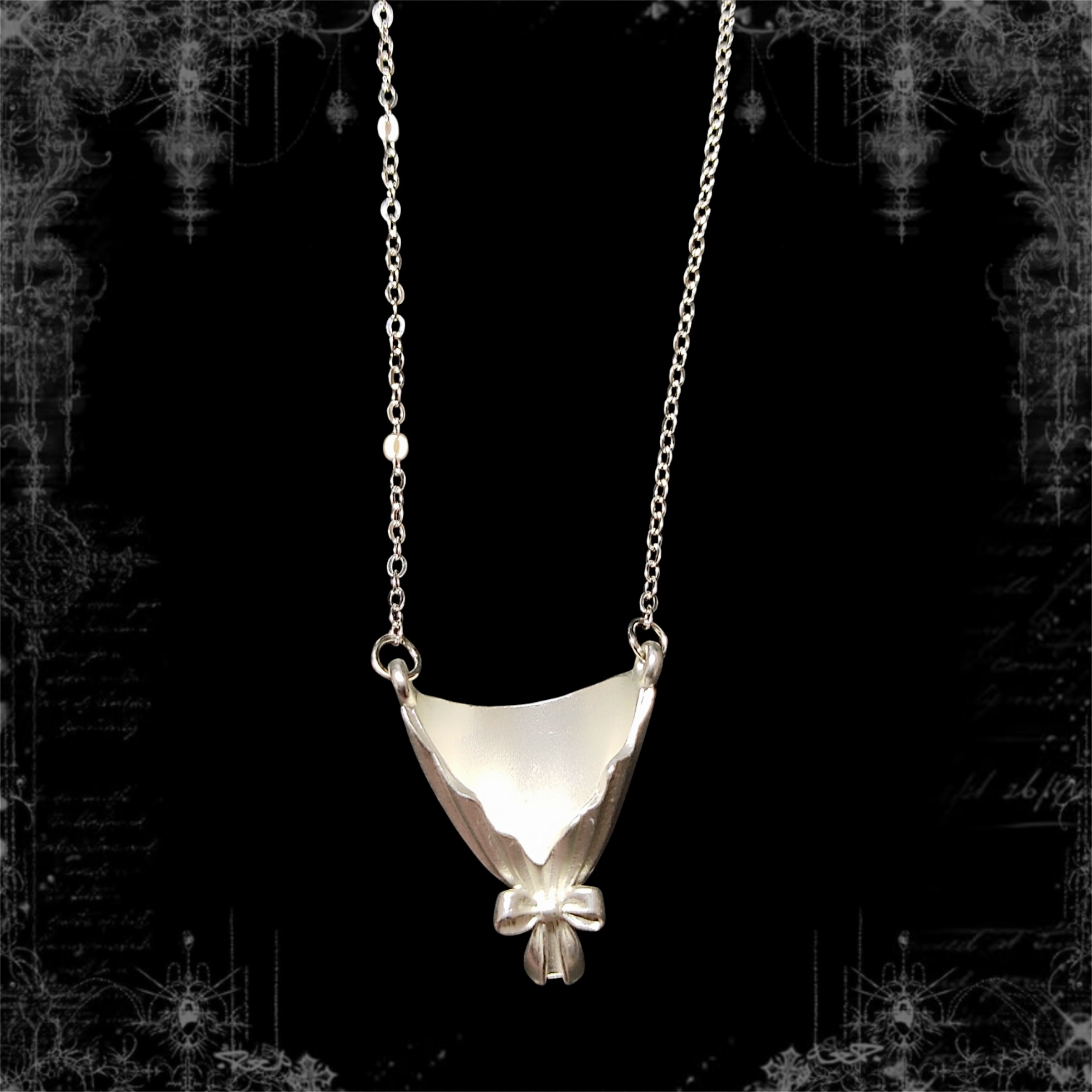 ཐི Petal Keeper Necklace ཋྀ