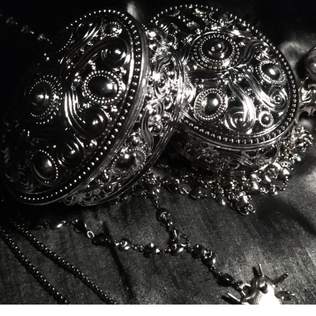 ཐི Silver themed Mystery Box ཋྀ