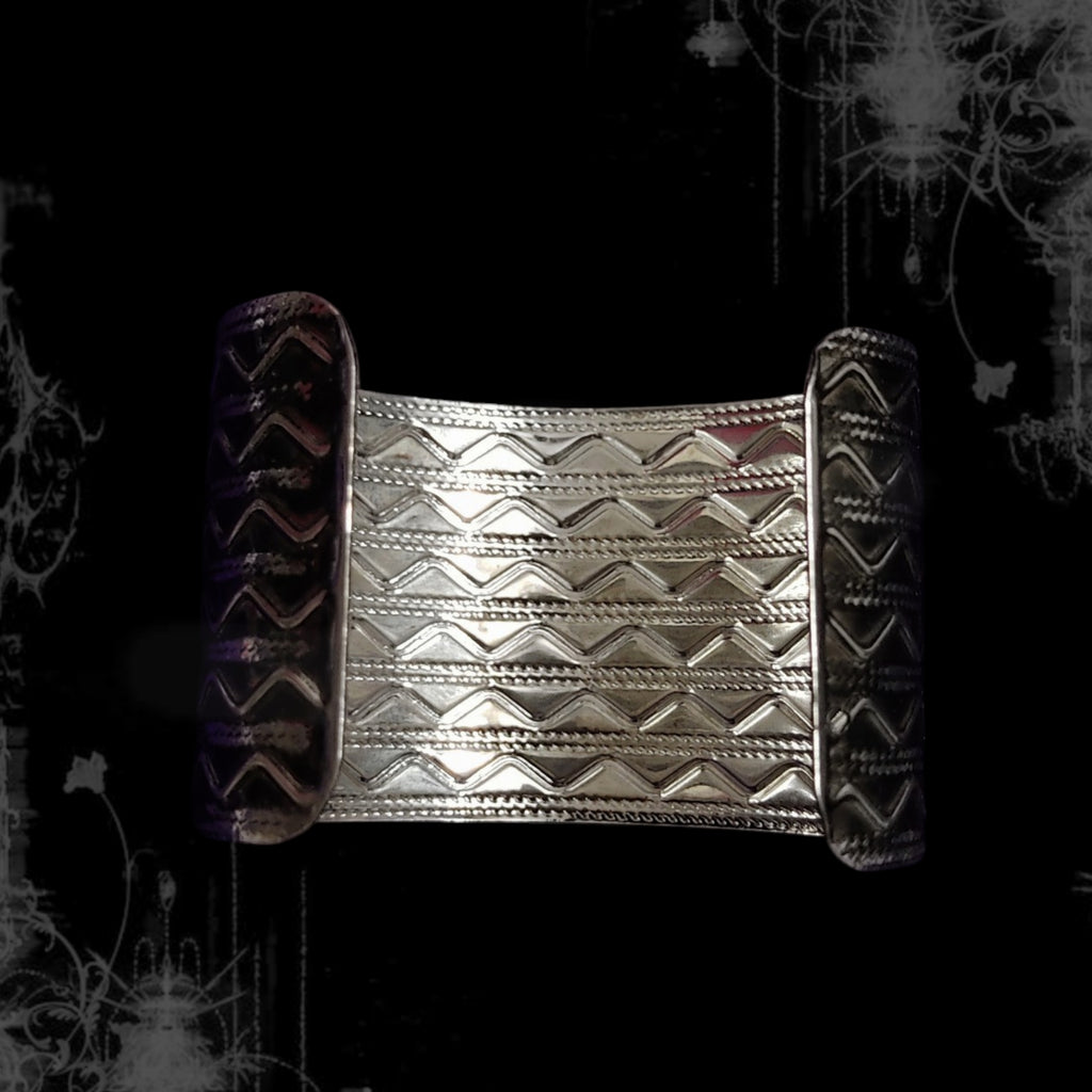 ཐི Zigzag Cuff ཋྀ