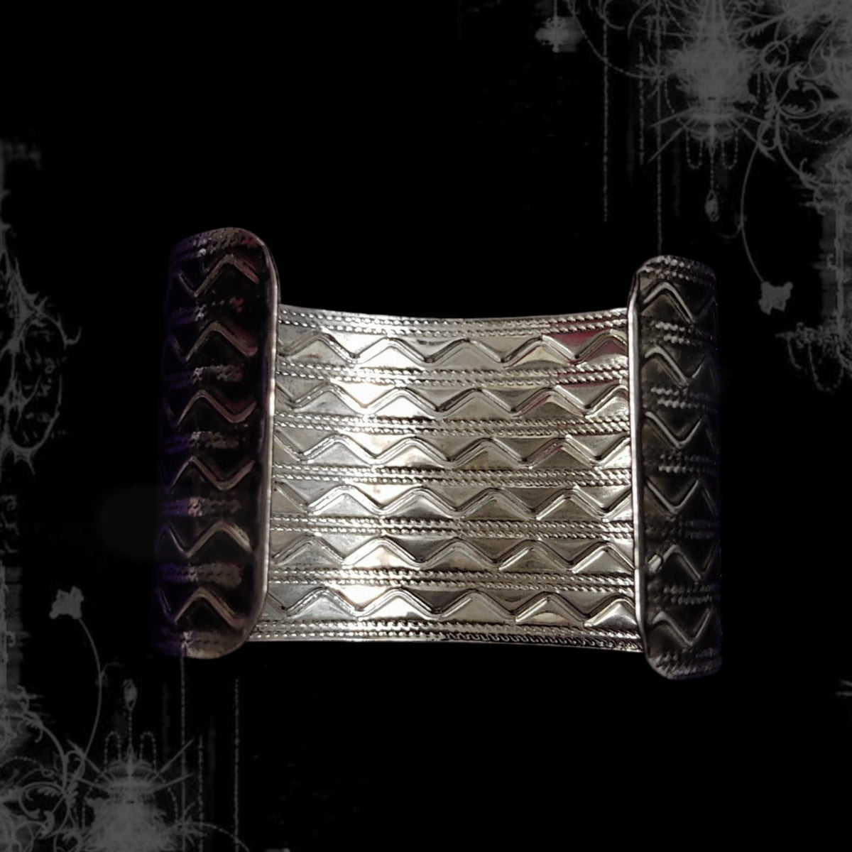 ཐི Zigzag Cuff ཋྀ