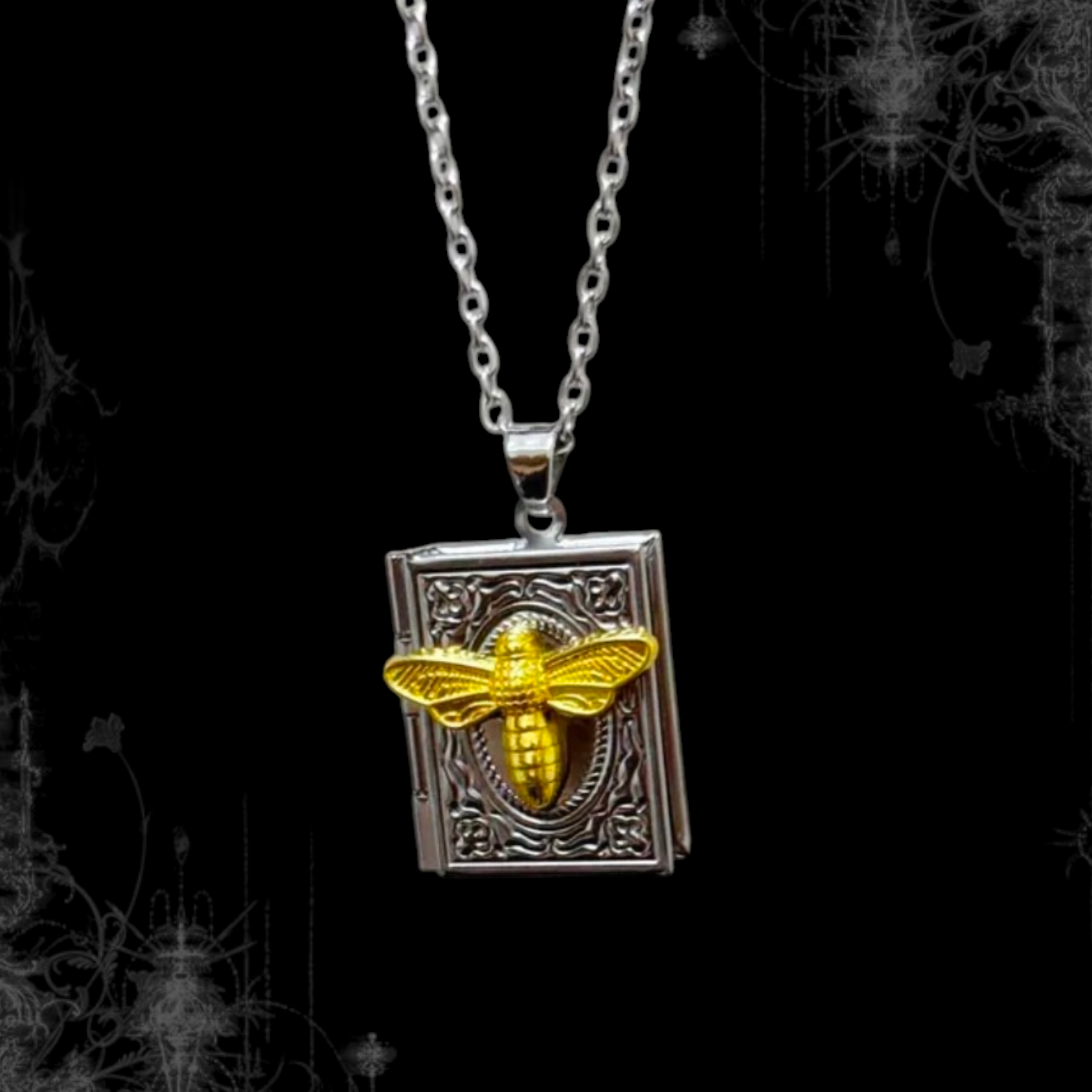 ཐི Bee Locket Necklace (openable)ཋྀ